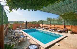 Six-Bedroom Holiday Home In Zrnovnica - Žrnovnica - 2