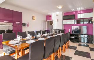 Six-Bedroom Holiday Home In Zrnovnica - Žrnovnica - 6