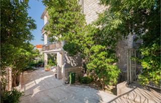 Beautiful Apartment In Makarska - Makarska - 9