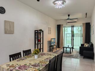 Royal Comfort Suite Meritus near swimming pool - Perai - 5