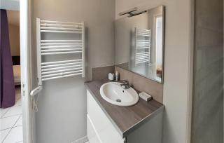 Stunning Apartment In Balaruc Les Bains - 3