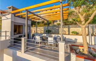 Three-Bedroom Holiday Home In Jesenice - 1