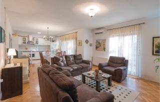 Three-Bedroom Holiday Home In Prolozac Donji - 8