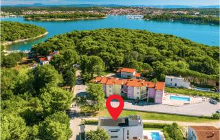 Four-Bedroom Holiday Home In Premantura - 8
