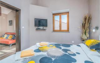 Nice Apartment In Njivice With Wifi - 1