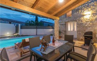 Stunning Home In Peruski With Wifi - 4