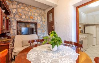 2 Bedroom Lovely Apartment In Novi Vinodolski - 8