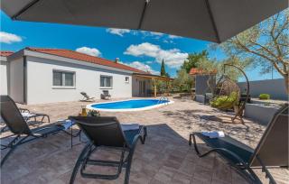 3 Bedroom Cozy Home In Sikovo - 2