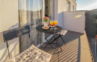 Amazing Apartment In Okrug Gornji - 4