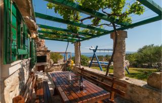 2 Bedroom Nice Home In Selca - 8