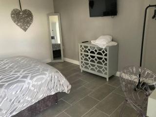 2 bedroom 4 person purpose built single story barn - Bonvilston - 7