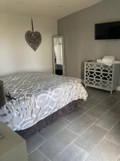 2 bedroom 4 person purpose built single story barn - Bonvilston - 5