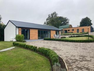 2 bedroom 4 person purpose built single story barn - Bonvilston - 1