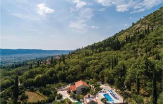 Five-Bedroom Holiday Home In Lovorno - Lovorno - 0