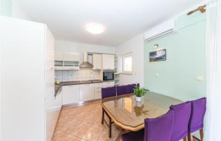 Three-Bedroom Apartment In Okrug Donji - Okrug Donji - 9