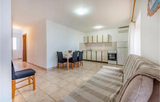 2 Bedroom Lovely Apartment In Kustici - Kustići - 6