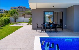 3 Bedroom Cozy Apartment In Malinska - Malinska - 1