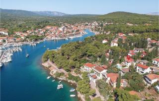 Stunning Home In Vrboska With Kitchen - Vrboska - 1