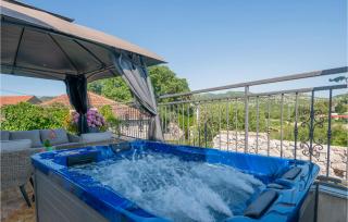 Awesome Home In Ploce With Jacuzzi - Ploče - 0