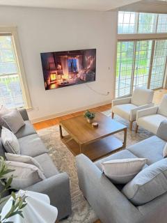 Cozy Ithaca Retreat - Fenced Yard - 7 min to Cornell - 5