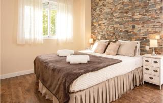 2 Bedroom Lovely Apartment In Estepona - 4