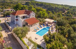 6 Bedroom Gorgeous Home In Milna - Milna - 0