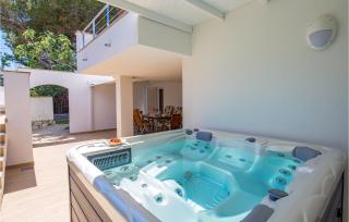Nice Home In Lopar With Jacuzzi - 1