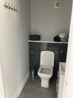 Brand new purpose built 3 bedroom holiday barn - Bonvilston - 8