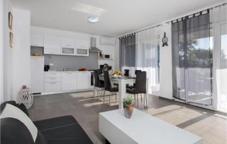 4 Bedroom Beautiful Home In Peroj - Peroj - 8