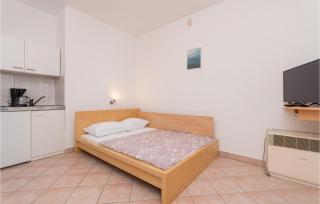 Stunning Apartment In Sveti Filip I Jakov - 3