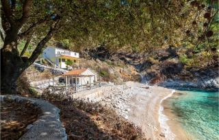 4 Bedroom Awesome Home In Pupnat - Pupnat - 4