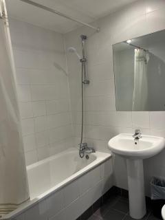 2 double bedrooms apartment near airport & town - 9