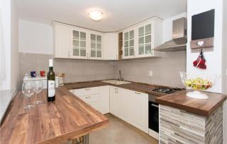 Gorgeous Home In Bajagic With Jacuzzi - Bajagić - 5