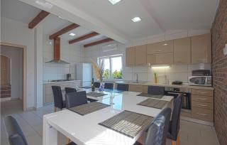 4 Bedroom Amazing Home In Pavicini - 8