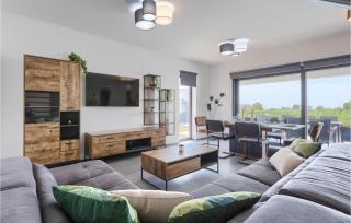 Gorgeous Home In Galizana With Jacuzzi - 8