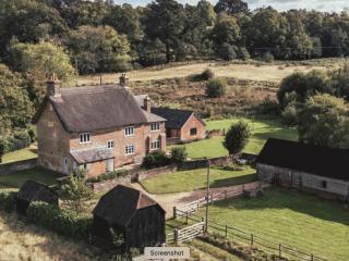 Gorgeous English Farmhouse Holiday Cottage for 9 and a half - 0