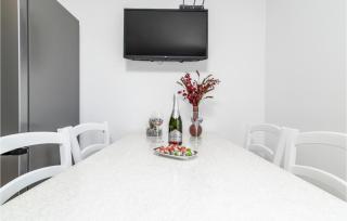 2 Bedroom Beautiful Apartment In Rovinj - Rovinj - 7