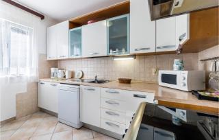 2 Bedroom Stunning Apartment In Pula - 5