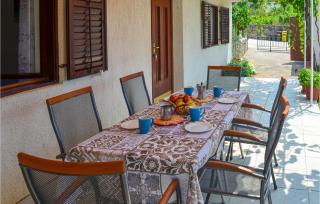 3 Bedroom Lovely Apartment In Malinska - Malinska - 8