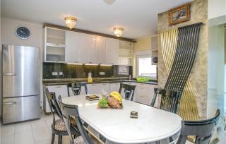 Cozy Home In Makarska With Jacuzzi - 5