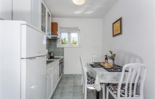 2 Bedroom Nice Apartment In Pinezici - Pinezići - 7