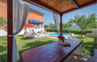 Three-Bedroom Holiday Home In Nedescina - Nedeščina - 1