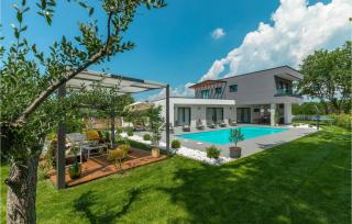 Awesome Home In Sivati With Jacuzzi - Šivati - 0