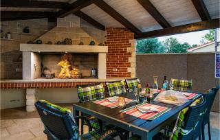 3 Bedroom Awesome Home In Loborika - Loborika - 3