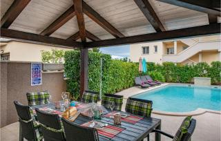3 Bedroom Awesome Home In Loborika - Loborika - 9