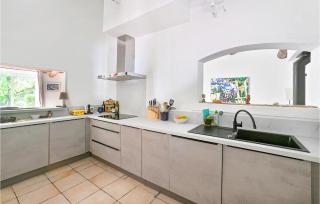 Stunning Home In Maubec With Wifi - Maubec - 4