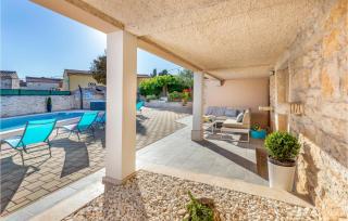 Awesome Home In Vodnjan With Jacuzzi - Mednjan - 9