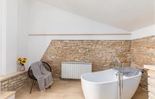 Awesome Home In Vodnjan With Jacuzzi - Mednjan - 3