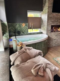 Wellness Tuin - Ultieme Partner Beleving - St Hubertus Suite met Jacuzzi ,Openhaard, Privé Hottub en Privé Sauna in Jachthut stijl - Horst - 3
