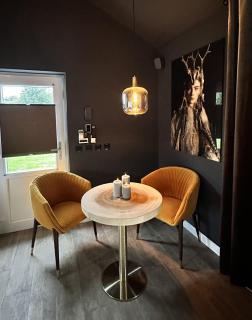 Wellness Tuin - Ultieme Partner Beleving - St Hubertus Suite met Jacuzzi ,Openhaard, Privé Hottub en Privé Sauna in Jachthut stijl - Horst - 2